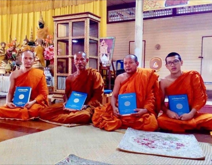 ชุดหนังสือพระไตรปิฎก 45 เล่ม ที่จัดทำโดยมหาจุฬาลงกรณราชวิทยาลัย (มจร.) เป็นการนำพระไตรปิฎกฉบับภาษาบาลีมาแปลเป็นภาษาไทยให้เข้าใจง่ายขึ้น ชุดหนังสือพระไตรปิฎก 45 เล่ม ที่จัดทำโดยมหาจุฬาลงกรณราชวิทยาลัย (มจร.) เป็นการนำพระไตรปิฎกฉบับภาษาบาลีมาแปลเป็นภาษาไทยให้เข้าใจง่ายขึ้น